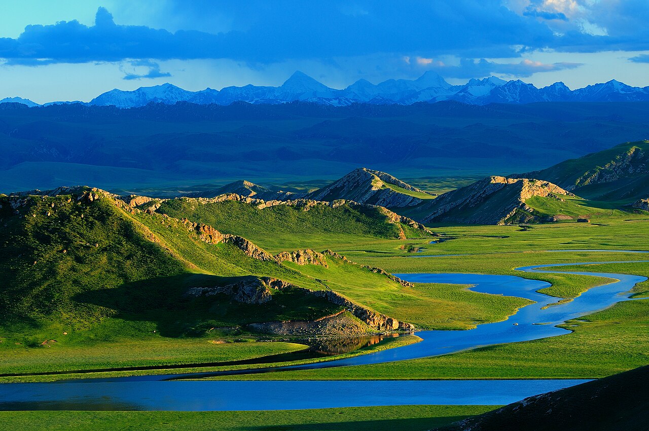 新疆巴音布鲁克草原与河湾风景